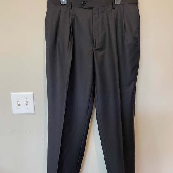 JOSABANK Signature Gold Suit 42R with Pleated Pants - Picture 7 of 9